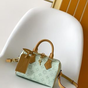 p58020.5 x 13.5 x 12.0 cm (L x H x W)•Monogram coated canvas•Calf leather trim•Fabric lining•Metal hardware•Padlock•Interior patch pocket•Shoulder strap: Detachable, adjustable•Strap length: 39.0 cm • Adjustable strap length: 58.0 cm • Handles: Double handles